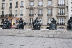212-parvis-Orsay-les-6-continents