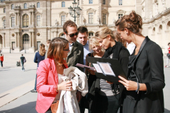 245-equipe-et-animatrice-rallye-teambuilding-louvre